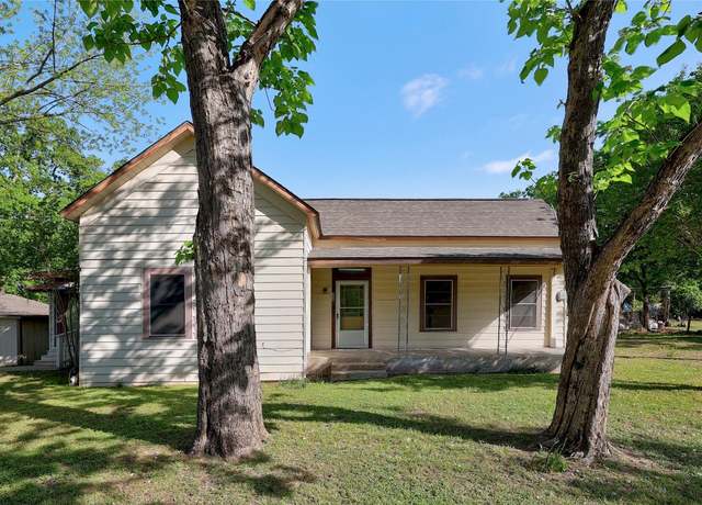 Property at 300 W Cleveland St, Elgin, TX 78621, 2 beds, 2 baths