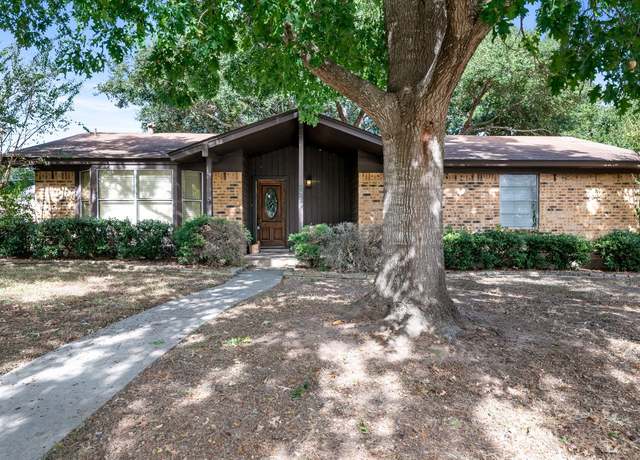 Property at 125 Hillview Dr, Luling, TX 78648, 3 beds, 2 baths