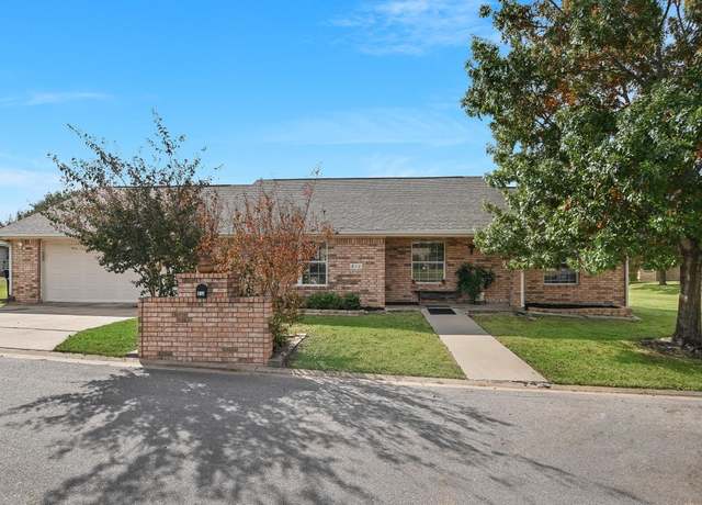 Property at 810 Cottonwood Dr, Burnet, TX 78611, 3 beds, 2 baths