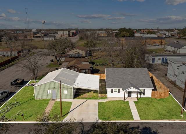 Property at 175 W Industry St, Giddings, TX 78942, 3 beds, 2 baths