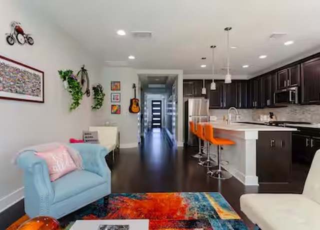 Property at 807 E 16th St Unit A, Austin, TX 78702, 3 beds, 2.5 baths
