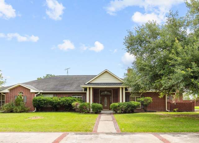 Property at 803 S Converse St, Flatonia, TX 78941, 4 beds, 3.5 baths