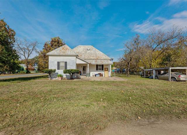 Property at 701 NE 1st St, Smithville, TX 78957, 4 beds, 1 bath