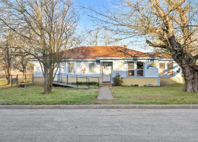 Property at 631 S Harris St, Giddings, TX 78942, 3 beds, 2.5 baths