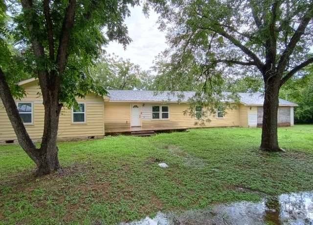 Property at 112 W Ila St, Elgin, TX 78621, 4 beds, 4 baths