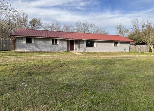Property at 1008 W Pietzsch St, Bartlett, TX 76511, 4 beds, 3 baths
