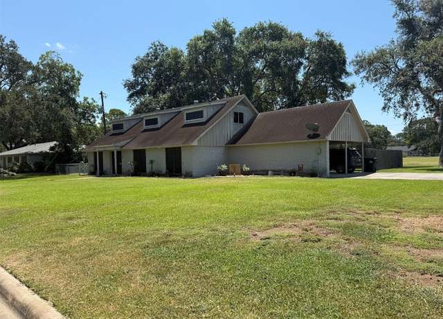Property at 905 Center St, El Campo, TX 77437, 5 beds, 2.5 baths