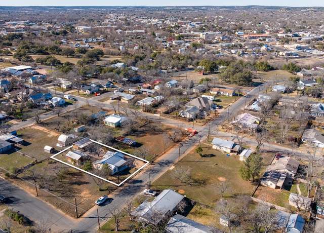 Property at 406 S Columbus St, Fredericksburg, TX 78624, 4 beds, 3 baths