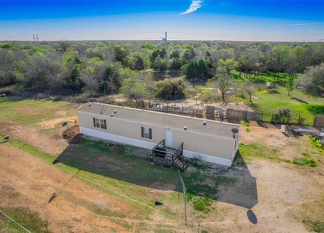 Property at 345 Meridian Ln, Luling, TX 78648, 3 beds, 2 baths