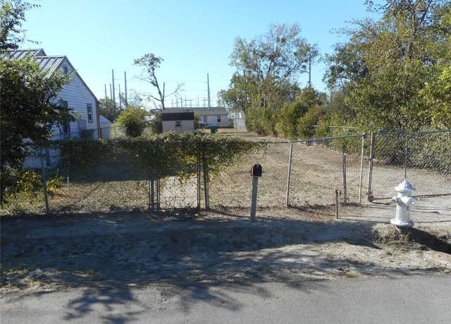 Property at 1016 Price St, Taylor, TX 76574