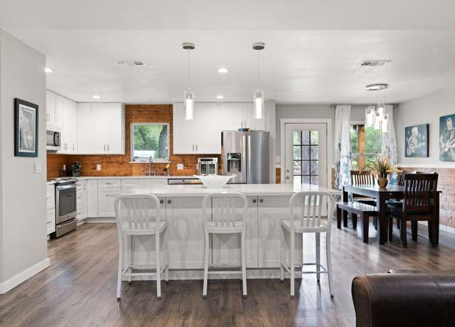 Property at 19 Brookmeadow Dr, Wimberley, TX 78676, 3 beds, 3 baths