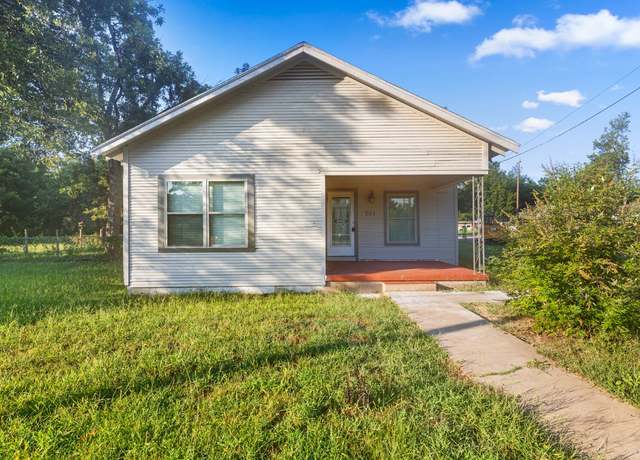 Property at 701 E 15th St, Cameron, TX 76520, 3 beds, 1 bath