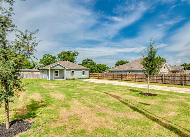 Property at 411 S Avenue B, Elgin, TX 78621, 3 beds, 1 bath