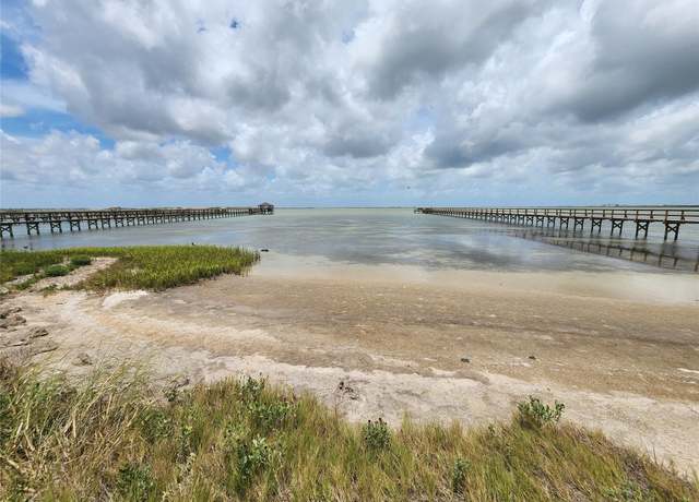 Property at 135 Dockside Dr, Rockport, TX 78382