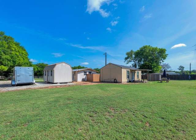 Property at 148 Meadows Dr, Elgin, TX 78621, 3 beds, 2 baths