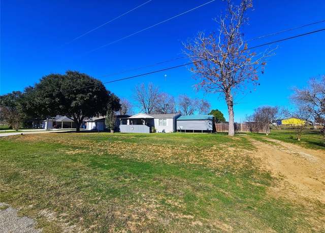 Property at 112 Royal Crest Cir, Seguin, TX 78155, 3 beds, 2 baths