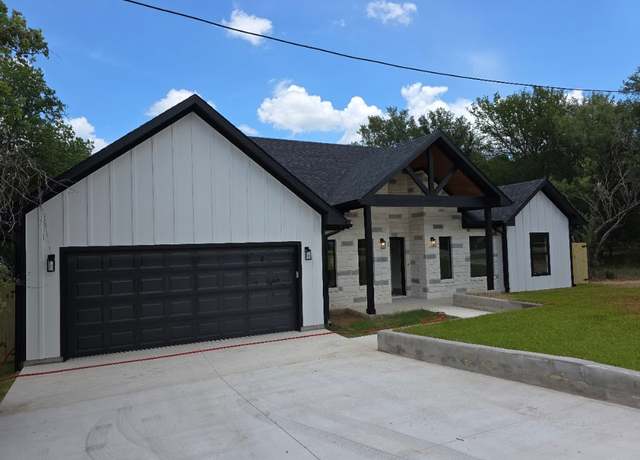 Property at 110 E Kikipua Ln, Bastrop, TX 78602, 3 beds, 2 baths
