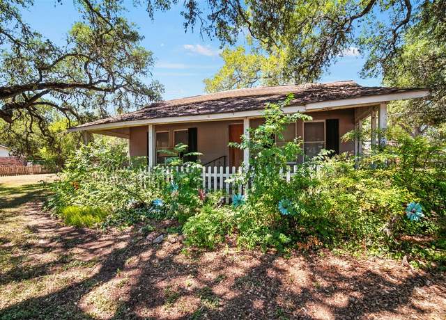 Property at 509 S Commerce St, Lockhart, TX 78644, 2 beds, 1 bath