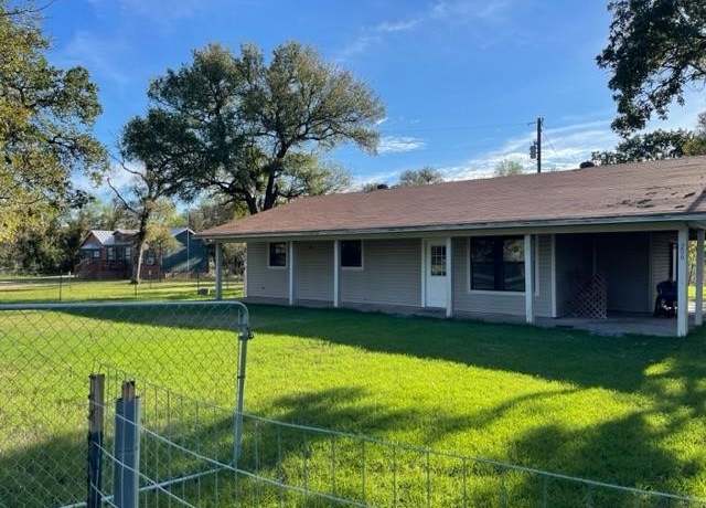 Property at 206 Woodland Acres Dr, Marble Falls, TX 78654, 3 beds, 2 baths