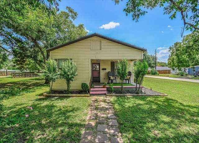 Property at 800 Wilkes St, Smithville, TX 78957, 2 beds, 2 baths
