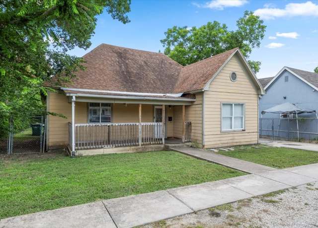 Property at 909 W 3rd St, Taylor, TX 76574, 3 beds, 2 baths