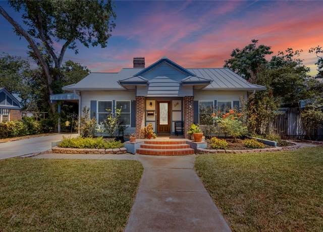 Property at 216 E Cedar St, Seguin, TX 78155, 4 beds, 3.5 baths