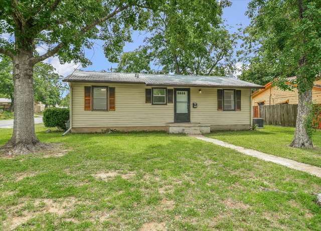 Property at 401 S Avenue C, Elgin, TX 78621, 3 beds, 1 bath
