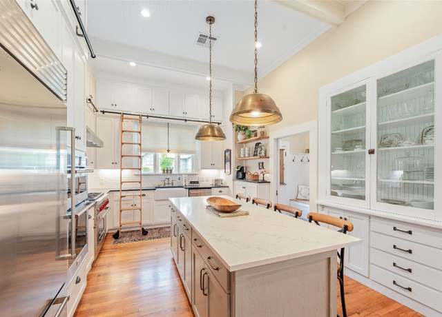 Property at 403 E 4th St S, Georgetown, TX 78626, 4 beds, 3 baths