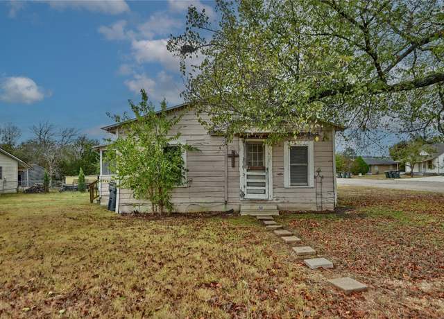Property at 207 S Waco St, Giddings, TX 78942, 1 bed, 1 bath