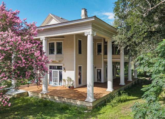 Property at 124 N Hamilton St, Gonzales, TX 78629, 3 beds, 1.5 baths