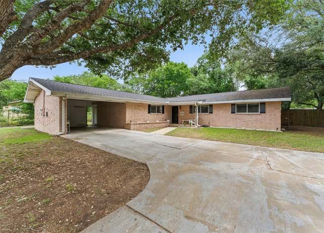 Property at 206 Live Oak St, Gonzales, TX 78629, 3 beds, 2 baths