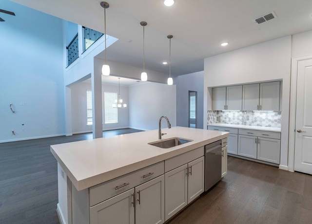 Property at 208 Lodestone Ln, Austin, TX 78738, 5 beds, 5.5 baths