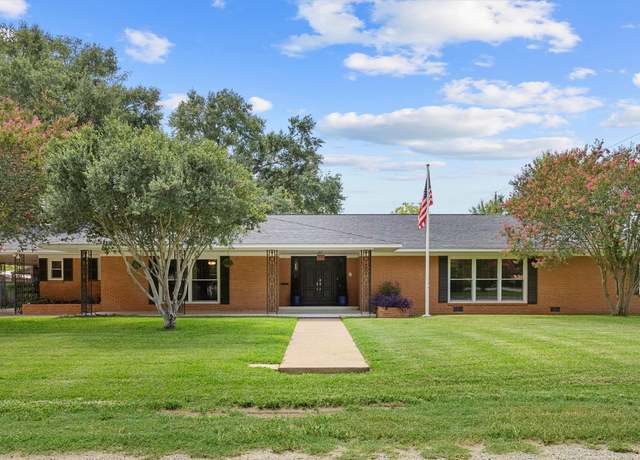 Property at 705 Whitehead St, Smithville, TX 78957, 4 beds, 3.5 baths