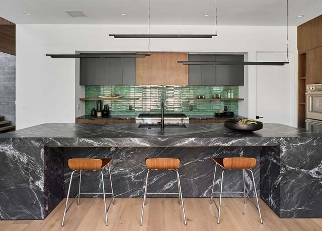 Property at 3003 Oakhaven Dr, Austin, TX 78704, 5 beds, 4.5 baths