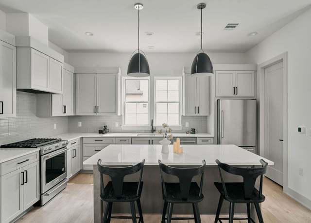 Property at 2209 Woodland Ave #302, Austin, TX 78741, 2 beds, 2.5 baths