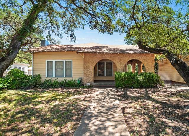 Property at 514 S Main St, Lockhart, TX 78644, 3 beds, 1 bath