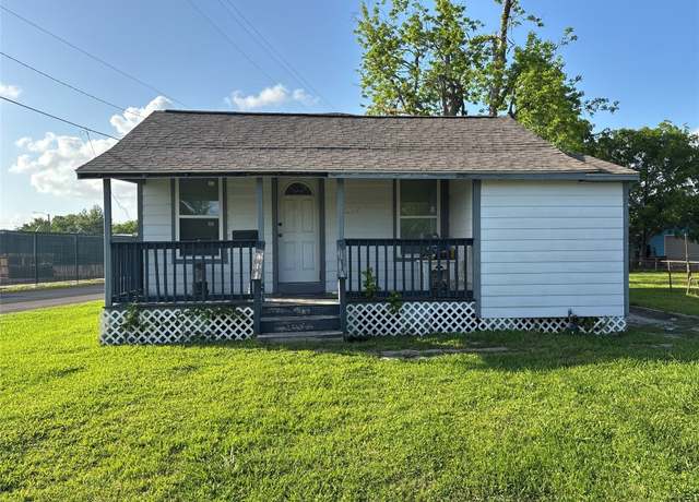 Property at 714 Miriam St, Baytown, TX 77520, 3 beds, 2 baths