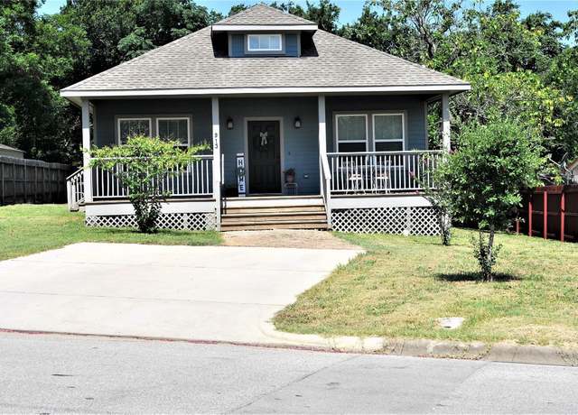 Property at 913 Independence St, Brenham, TX 77833, 3 beds, 2 baths
