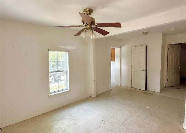 Property at 820 Chihuahua St, Lockhart, TX 78644, 2 beds, 1.5 baths