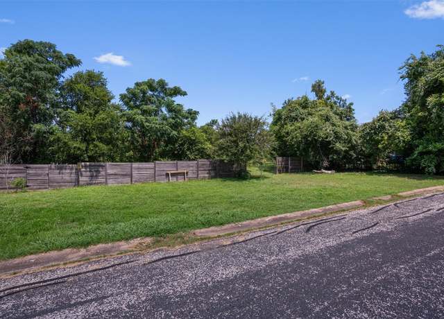Property at 112 Plum Dr, Elgin, TX 78621