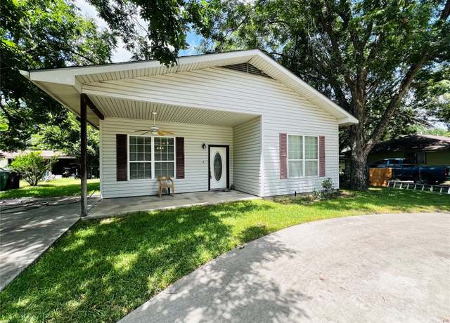 Property at 208 E 20th St, Cameron, TX 76520, 2 beds, 2 baths