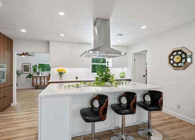 Property at 3005 Leaning Oak Cir, Austin, TX 78704, 4 beds, 2 baths