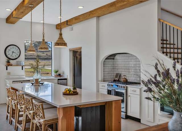 Property at 130 Overlook Dr, Fredericksburg, TX 78624, 4 beds, 3.5 baths