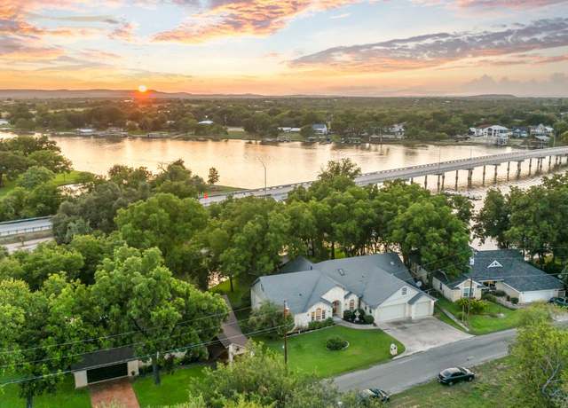 Property at 124 Bridgepoint Dr, Kingsland, TX 78639, 4 beds, 4 baths