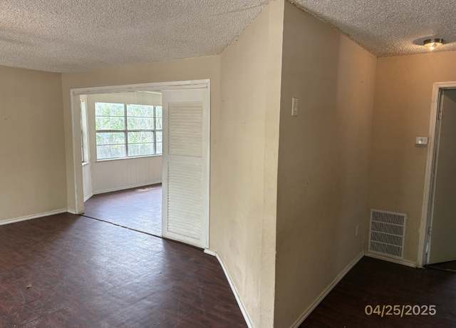 Property at 202 S Ave B, Elgin, TX 78621, 3 beds, 2 baths