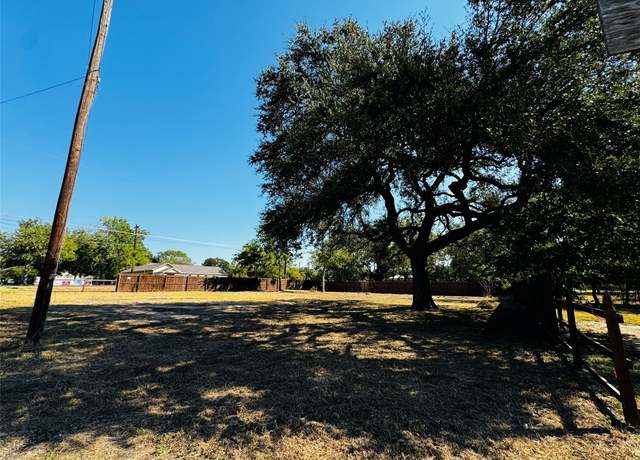 Property at 1322 Green St, Lockhart, TX 78644