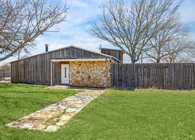 Property at 205 Lakewood Dr, Gatesville, TX 76528, 2 beds, 2.5 baths