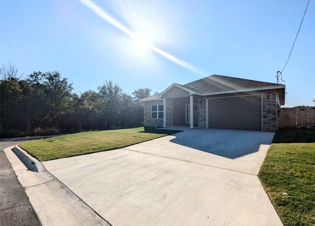 Property at 1714 E Avenue G, Lampasas, TX 76550, 3 beds, 2 baths