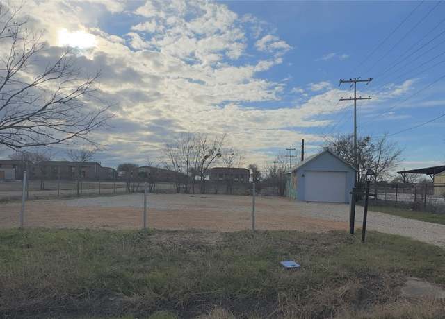 Property at 1411 S Commerce St, Lockhart, TX 78644