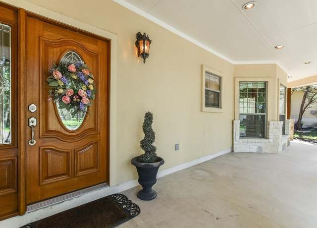 Property at 1 Woodview Ct, Wimberley, TX 78676, 3 beds, 2 baths